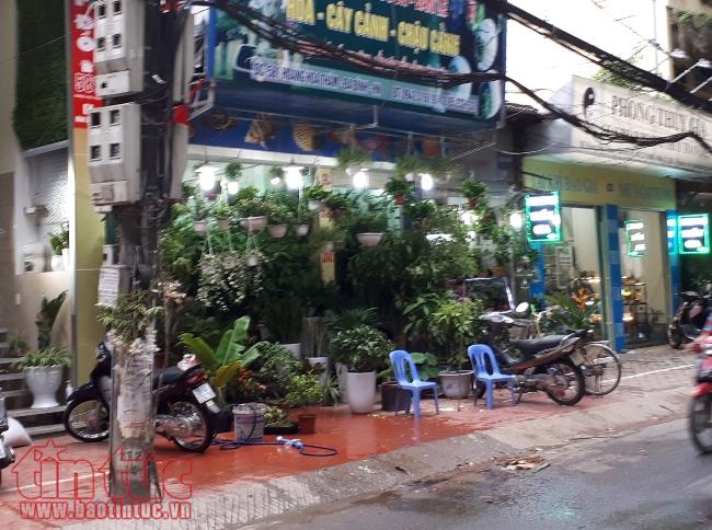 Lấn chiếm vỉa hè, đỗ xe sai quy định phổ biến nhiều tuyến phố Hà Nội ảnh 8